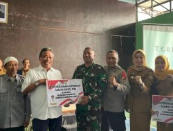 Penyerahan simbolis uang saku RT/RW diwilayah Kecamatan Ngamprah dilaksanakan di aula Desa Tani Mulya.