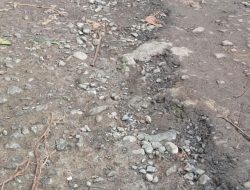 Proyek Jalan Aspal Berbiaya Rp 500 Juta di Desa Ranon Sudah Rusak.
