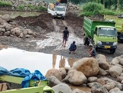 Warga keluhkan Jalan Rusak, Bantuan Dari CSR Tidak Jelas Peruntukannya