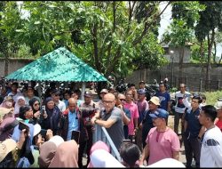 Aksi Unjuk Rasa Warga RT 04 RW 09 Desa Laksana Mekar Di PT Indahtex Utama