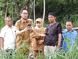 Bupati KBB di dampingi oleh Camat Ngamprah dan kepala Desa Sukatani meninjau Lokasi yang terdampak Banjir 