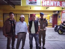 Satpol PP Kota Bandung Tertibkan Reklame Tak Berizin di Jalan Ibrahim Adjie