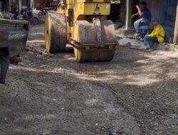 Pemerintah desa cihaurkuning sigap laksanakan pembangunan jalan pengaspalan .