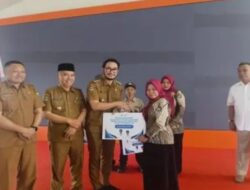 Secara Simbolis Bupati Bandung Barat di Dampingi Kepala Dinas DPMD Menyerahkan Intensif RT/RW